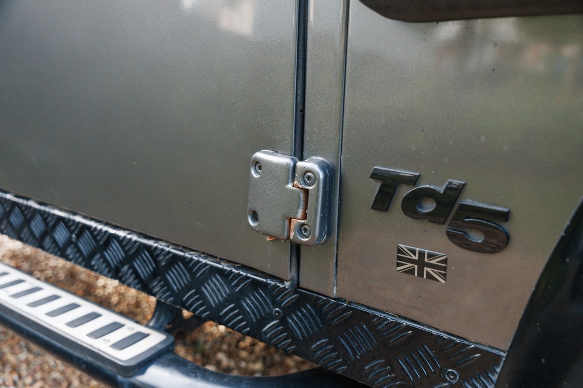 
								2004 Land Rover Defender 90 full									