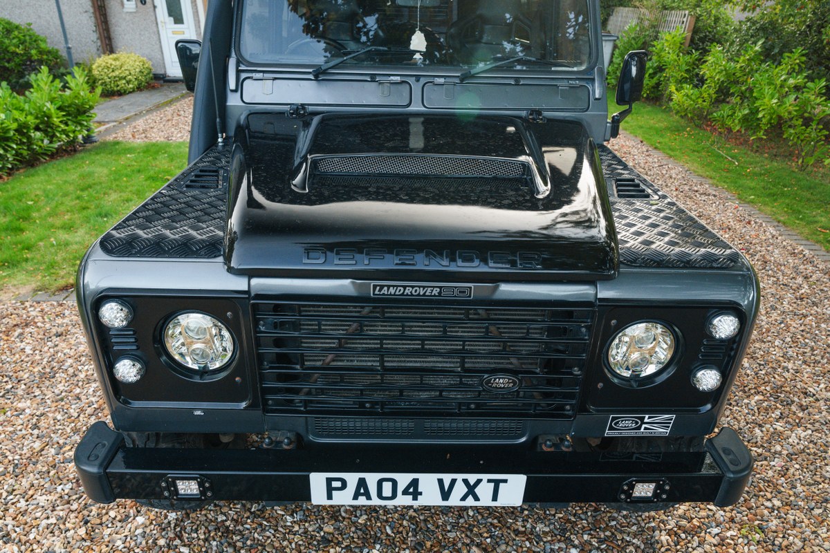
								2004 Land Rover Defender 90 full									