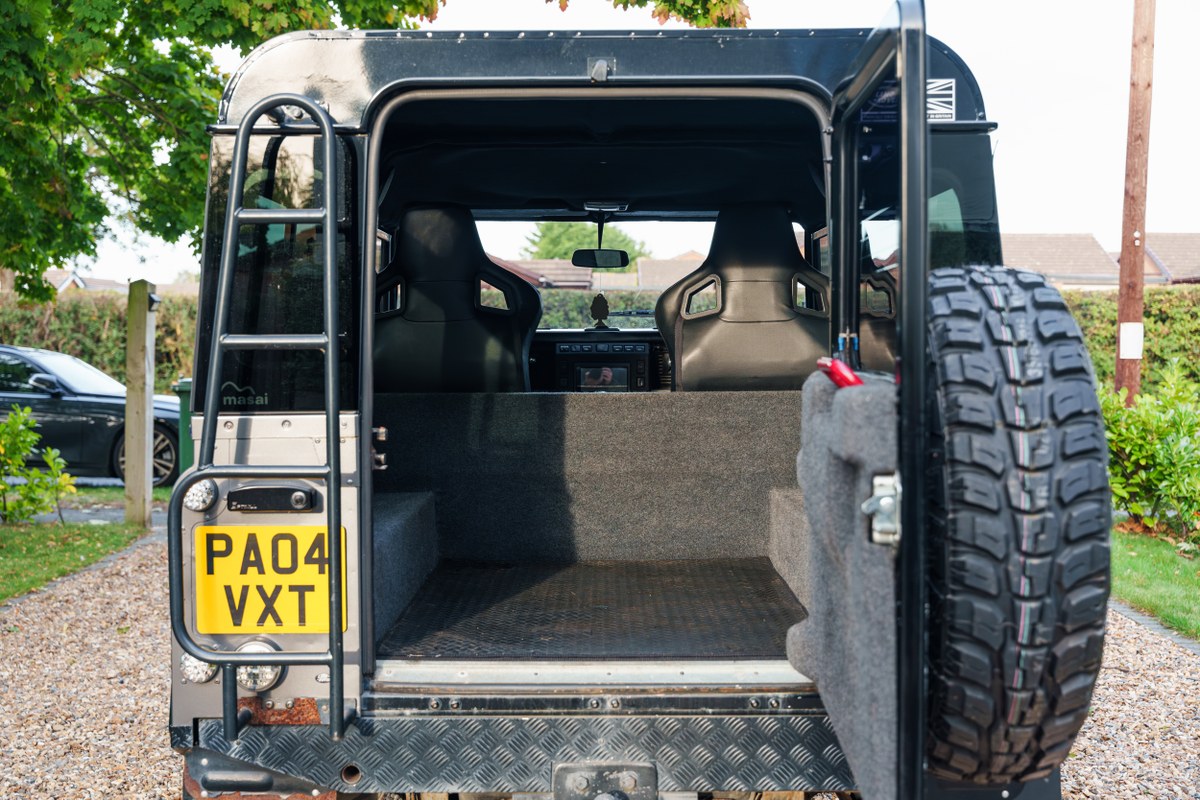 
								2004 Land Rover Defender 90 full									