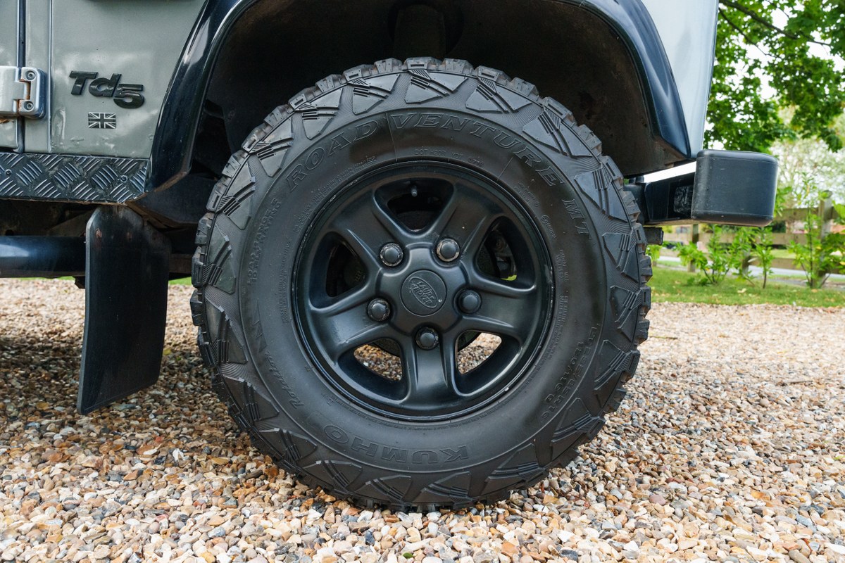 
								2004 Land Rover Defender 90 full									