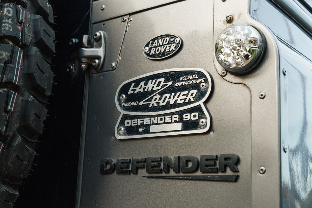
								2004 Land Rover Defender 90 full									