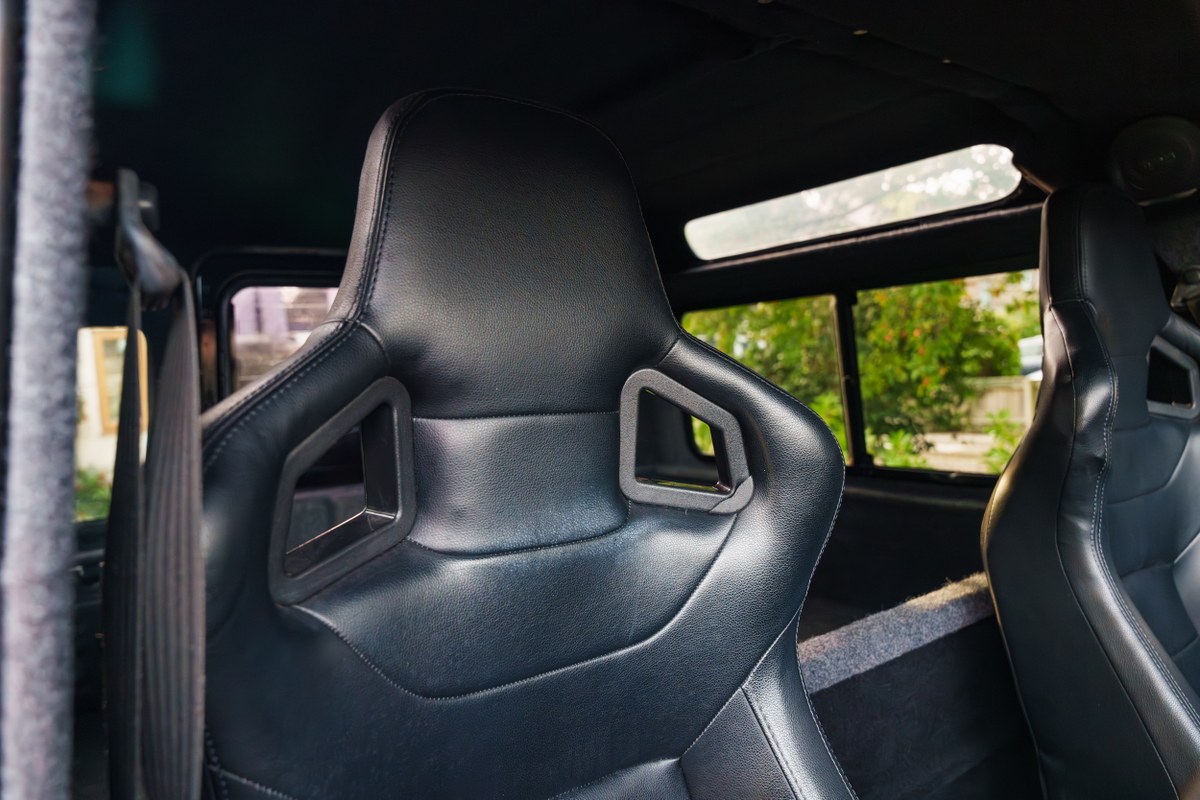 
								2004 Land Rover Defender 90 full									