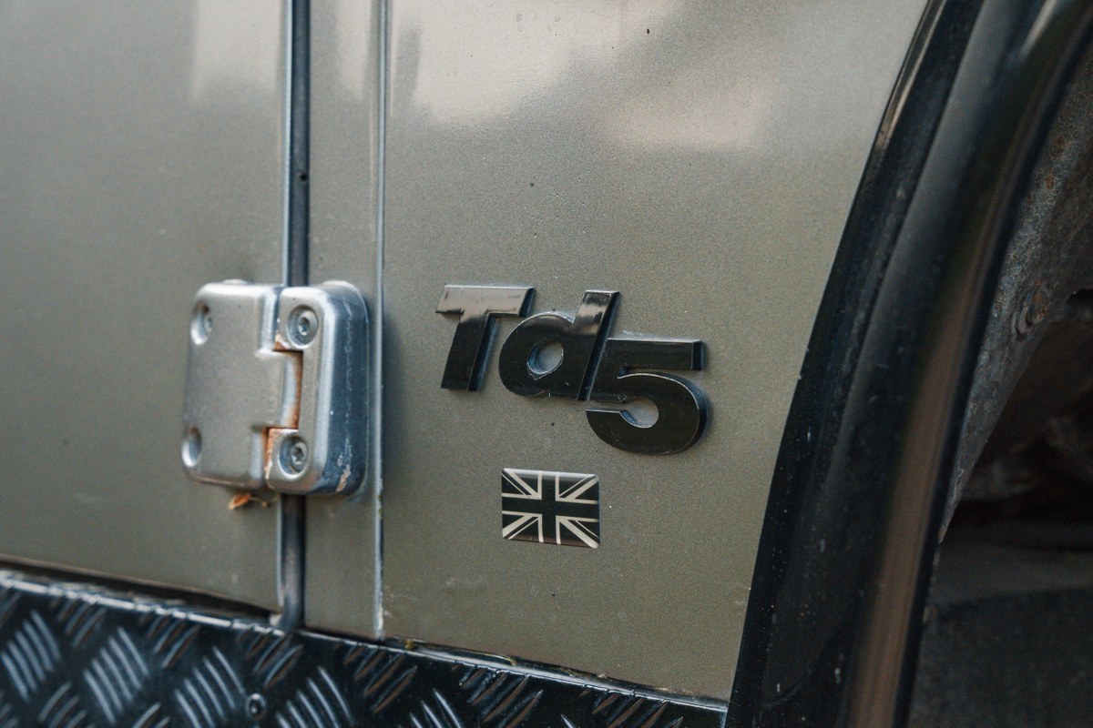 
								2004 Land Rover Defender 90 full									