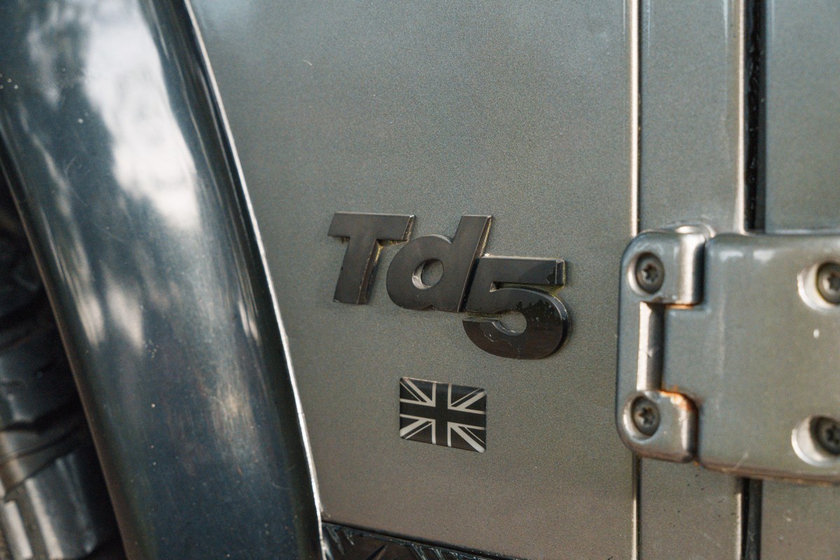 
								2004 Land Rover Defender 90 full									