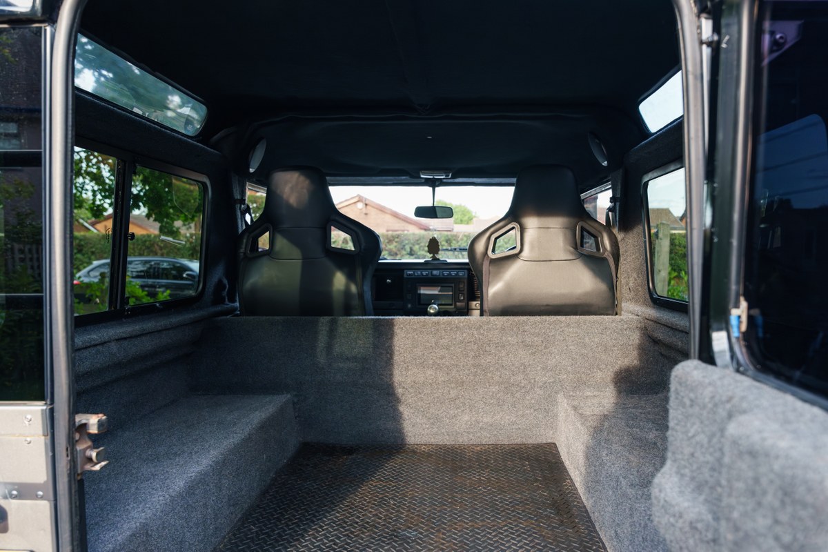 
								2004 Land Rover Defender 90 full									