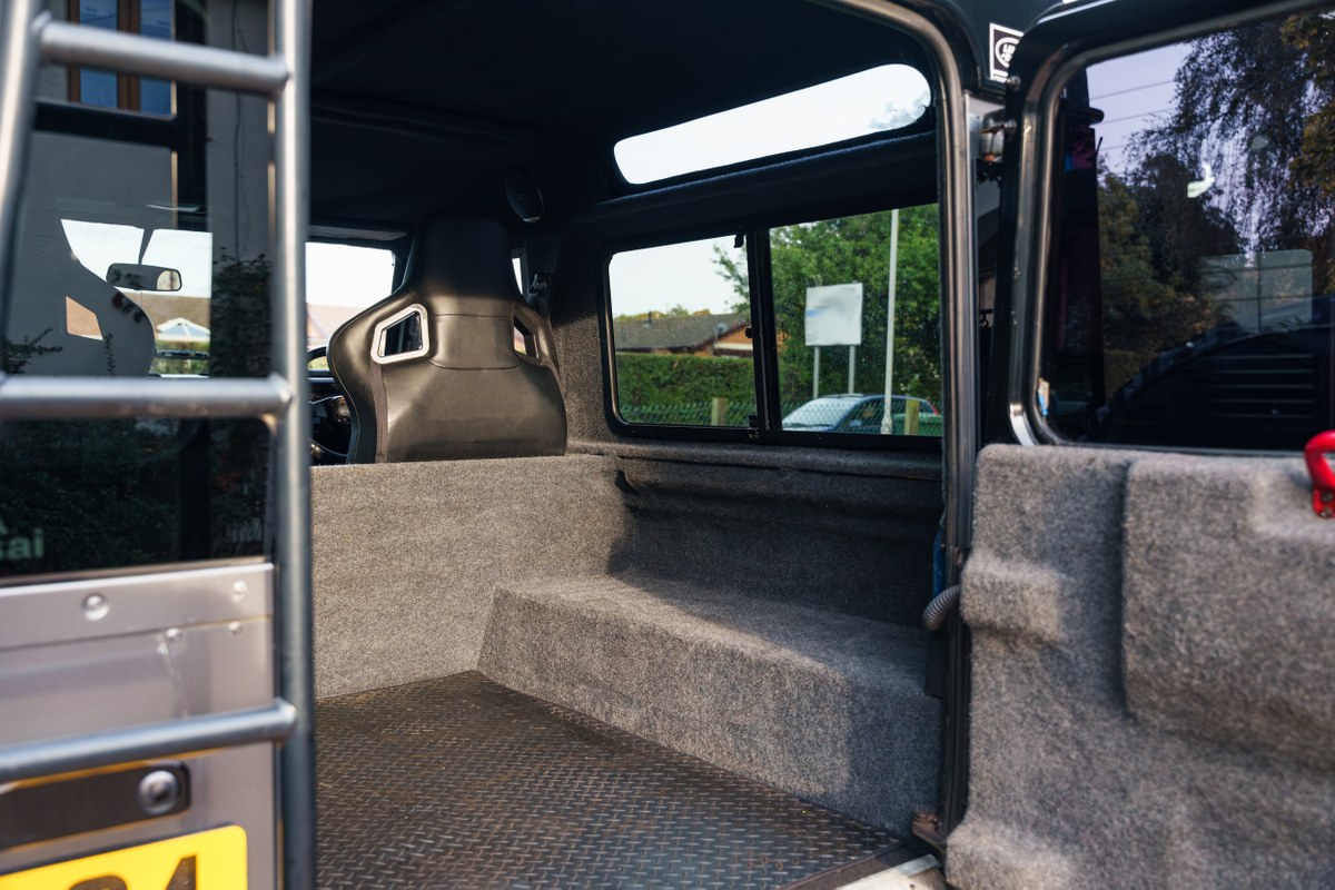 
								2004 Land Rover Defender 90 full									