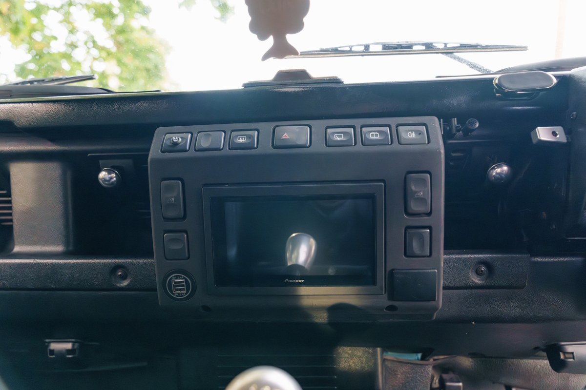 
								2004 Land Rover Defender 90 full									