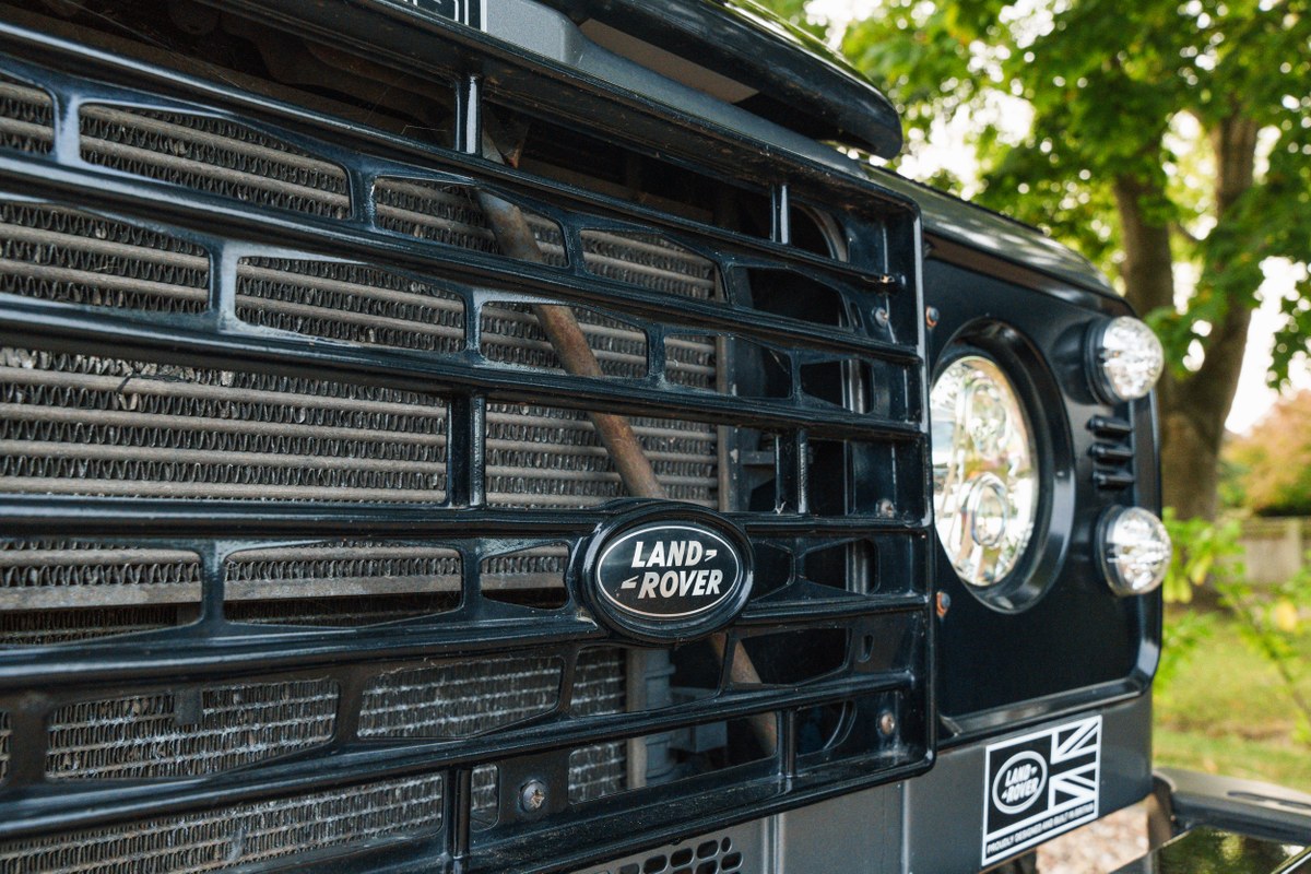 
								2004 Land Rover Defender 90 full									