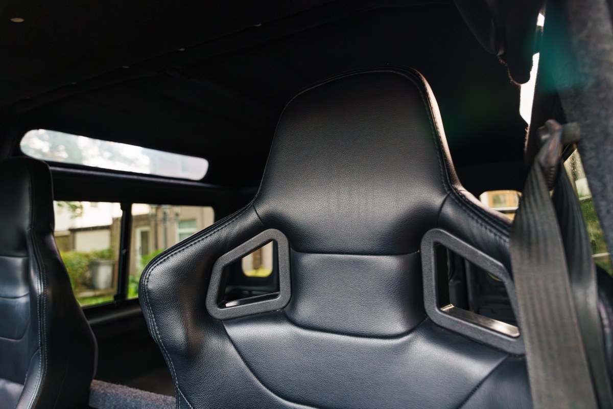 
								2004 Land Rover Defender 90 full									