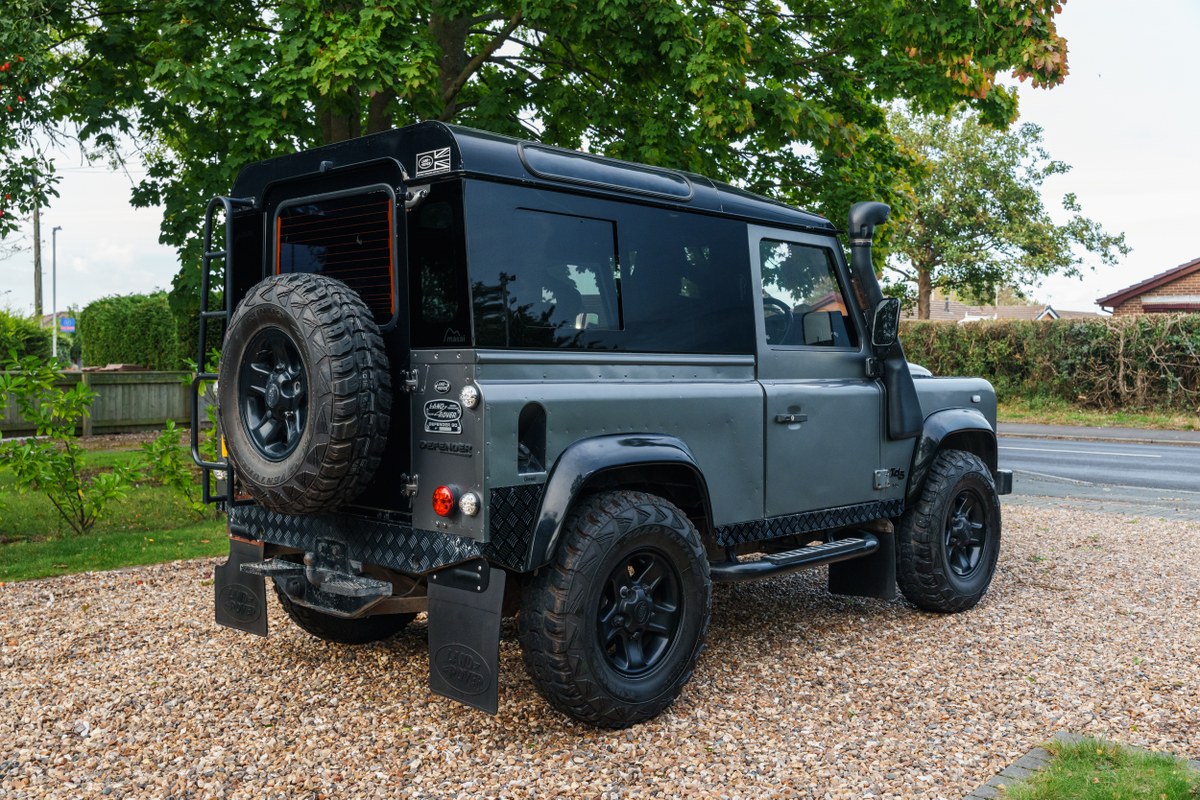 
								2004 Land Rover Defender 90 full									