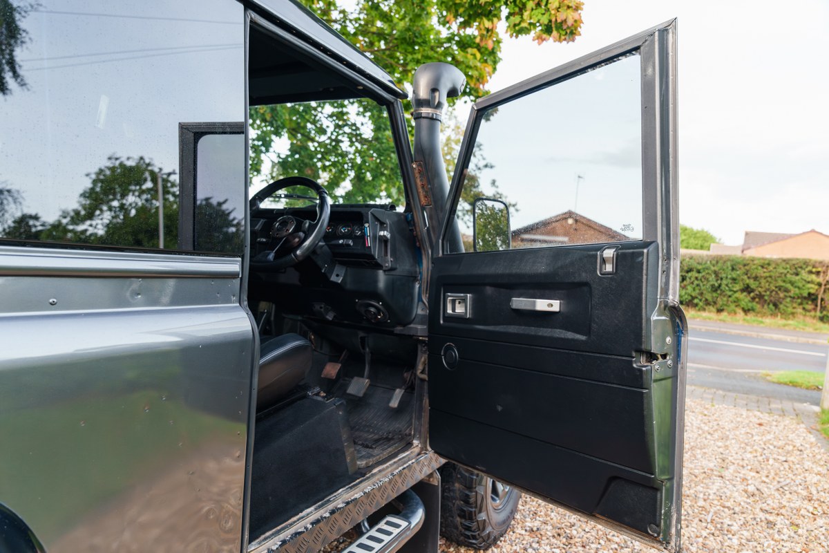 
								2004 Land Rover Defender 90 full									