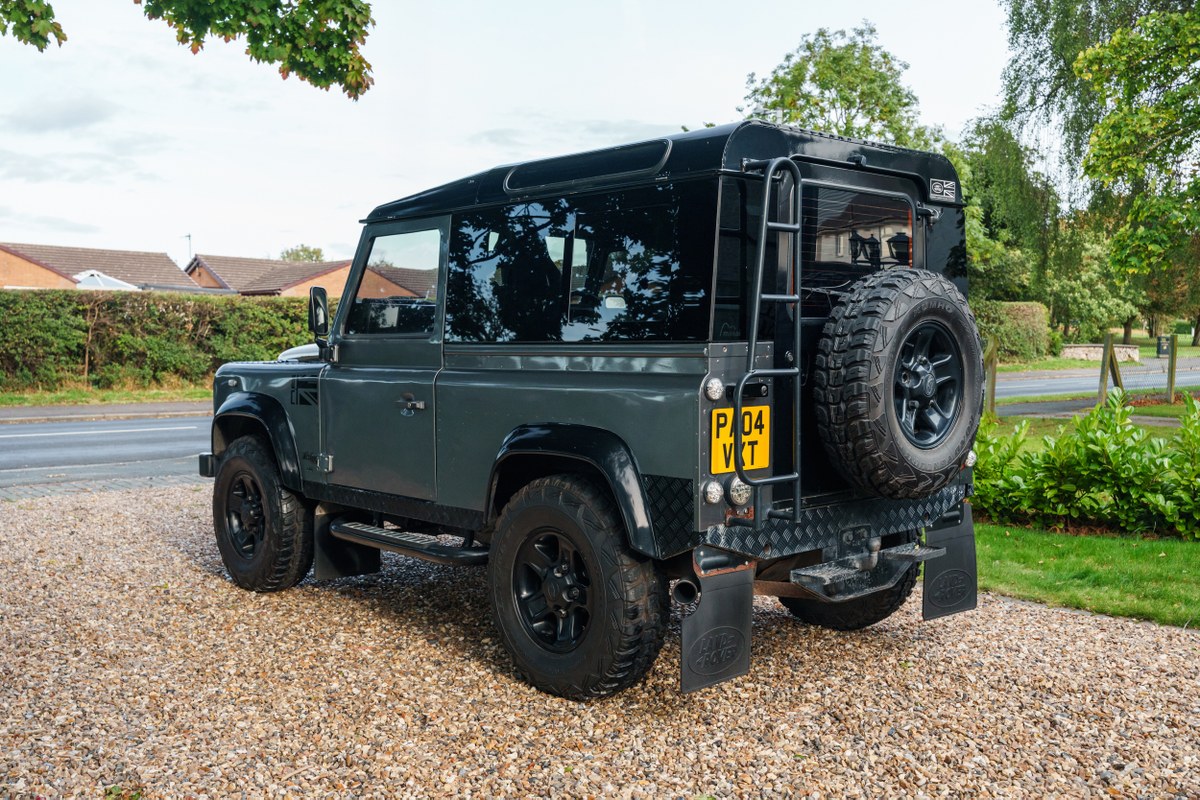 
								2004 Land Rover Defender 90 full									