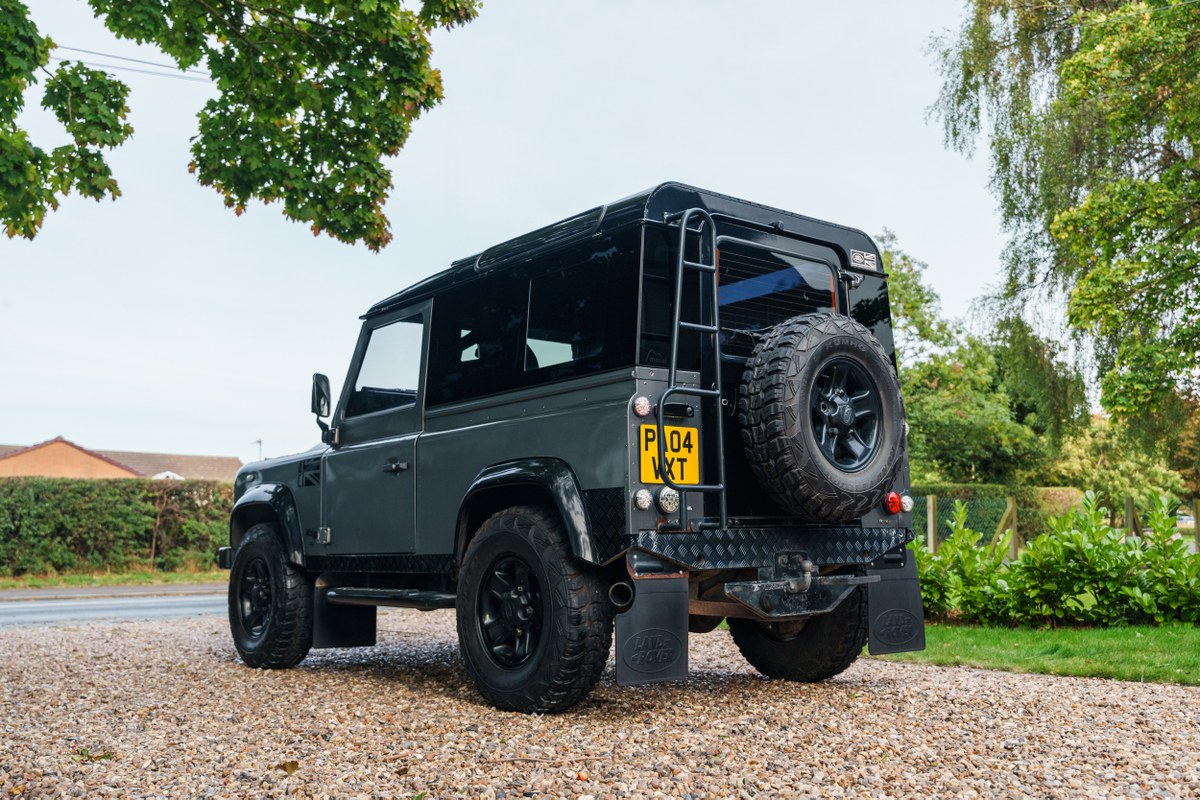 
								2004 Land Rover Defender 90 full									