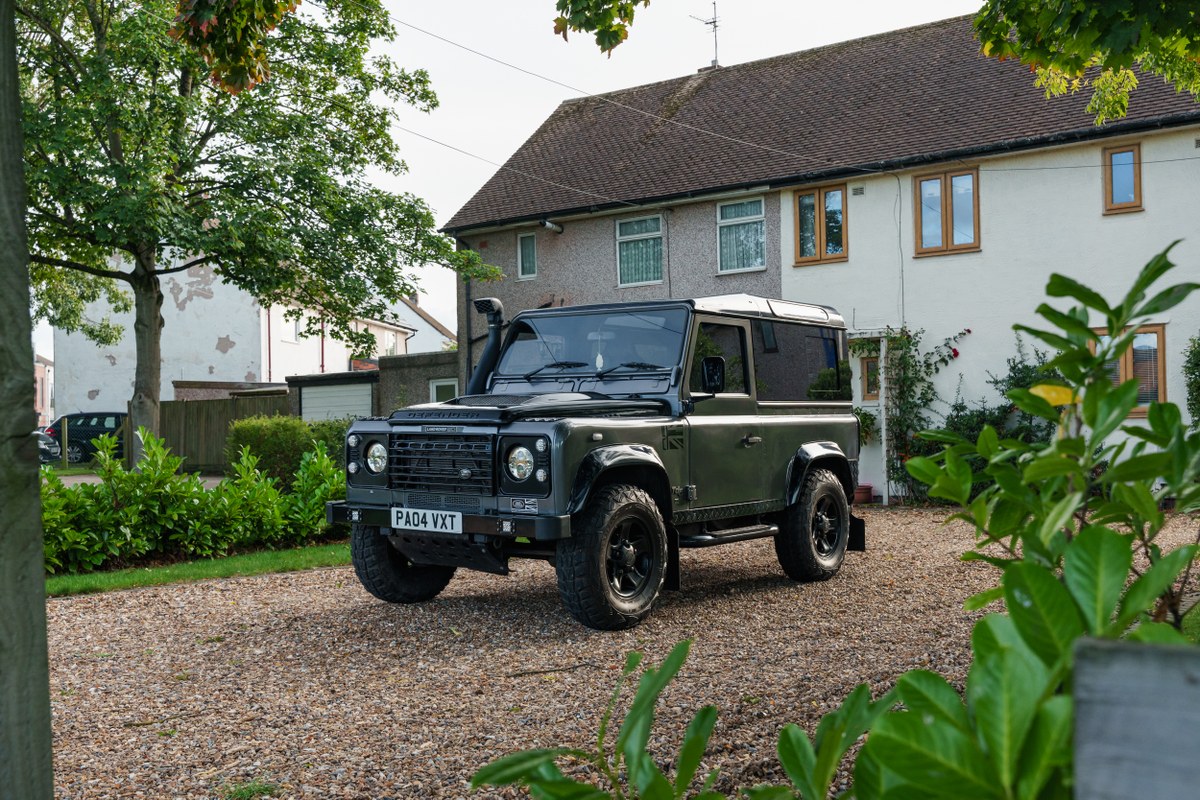 
								2004 Land Rover Defender 90 full									