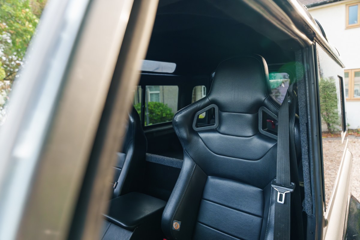 
								2004 Land Rover Defender 90 full									