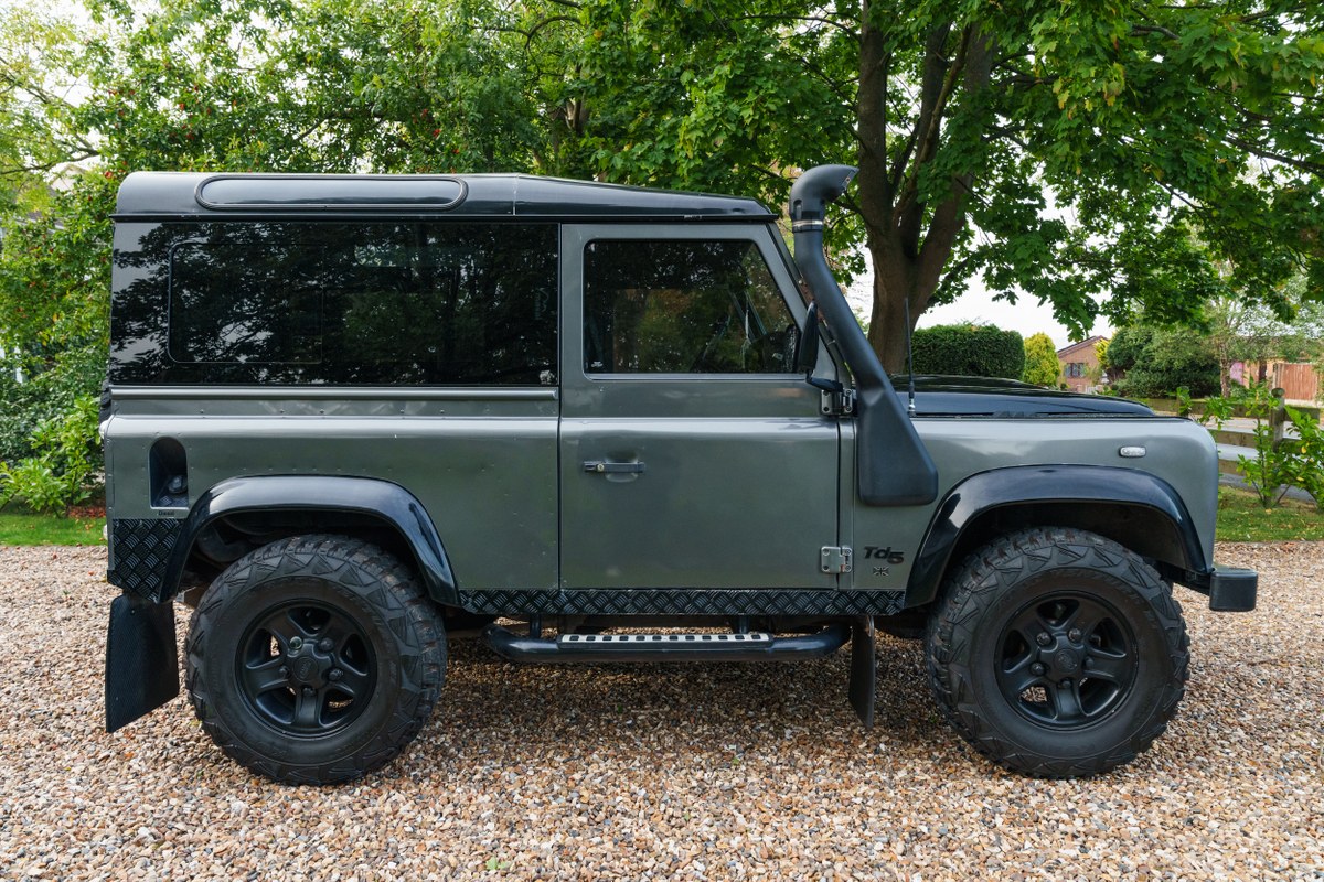 
								2004 Land Rover Defender 90 full									