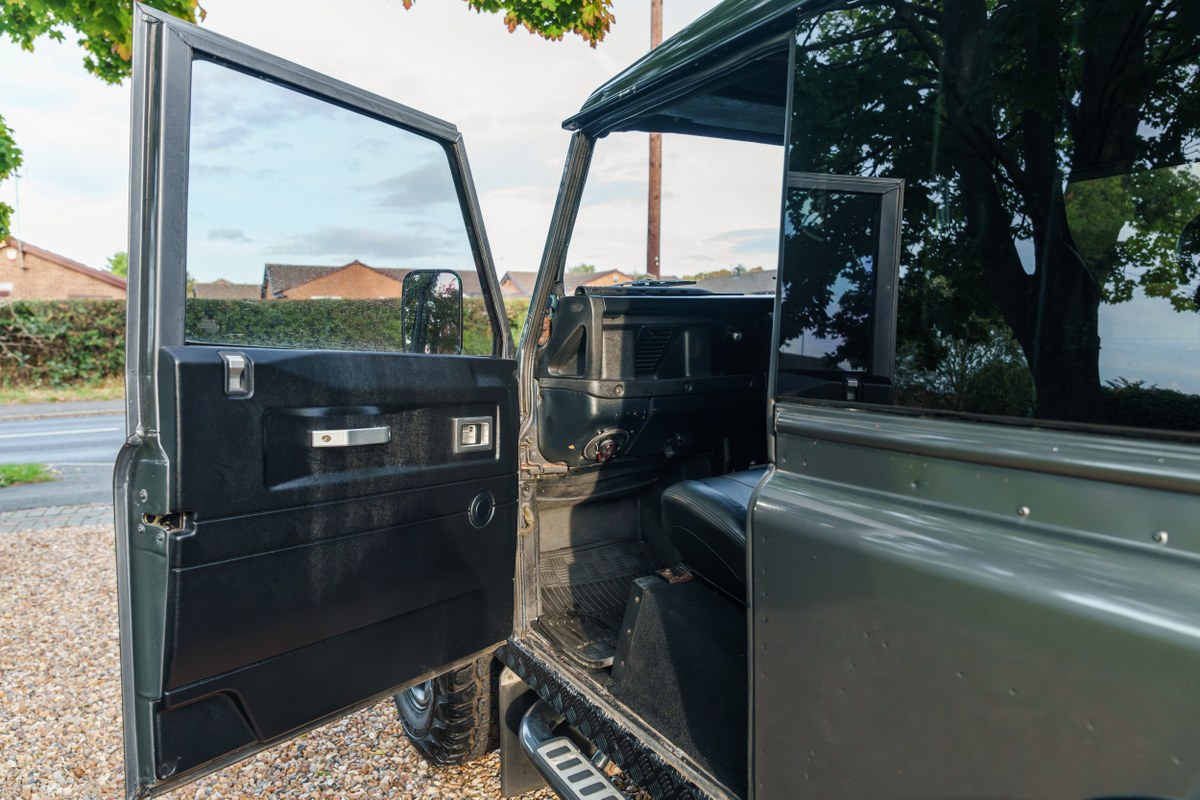 
								2004 Land Rover Defender 90 full									
