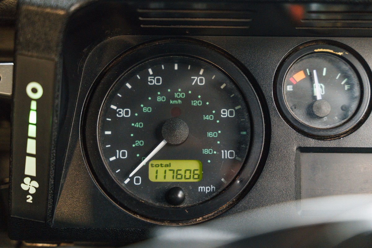 
								2004 Land Rover Defender 90 full									