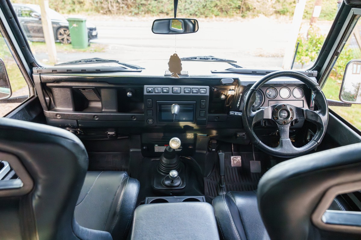 
								2004 Land Rover Defender 90 full									