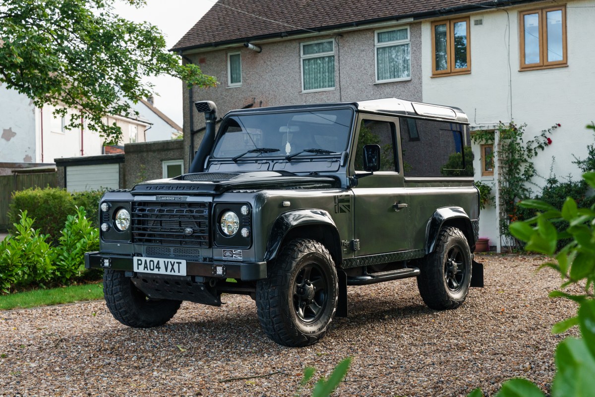 
								2004 Land Rover Defender 90 full									