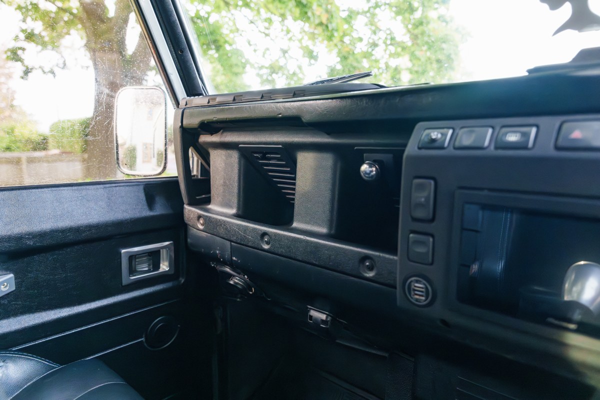 
								2004 Land Rover Defender 90 full									
