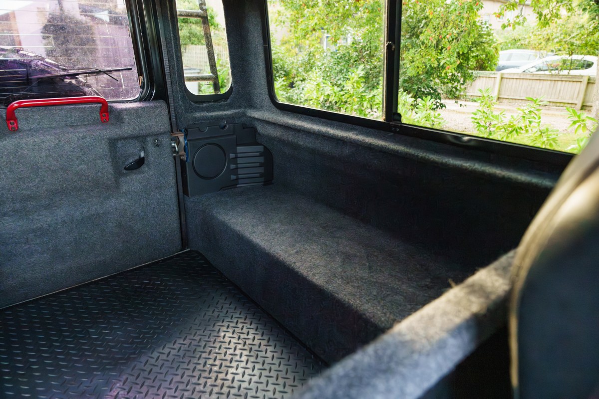 
								2004 Land Rover Defender 90 full									