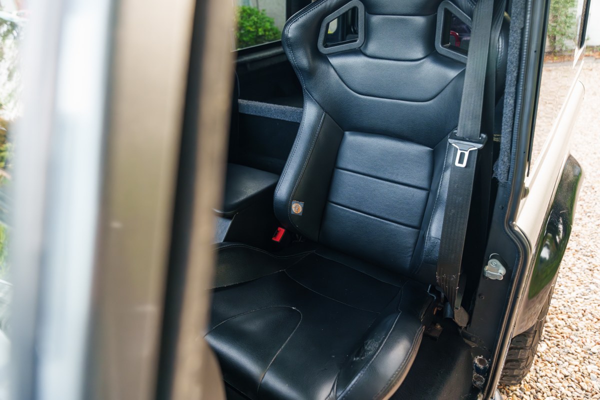 
								2004 Land Rover Defender 90 full									