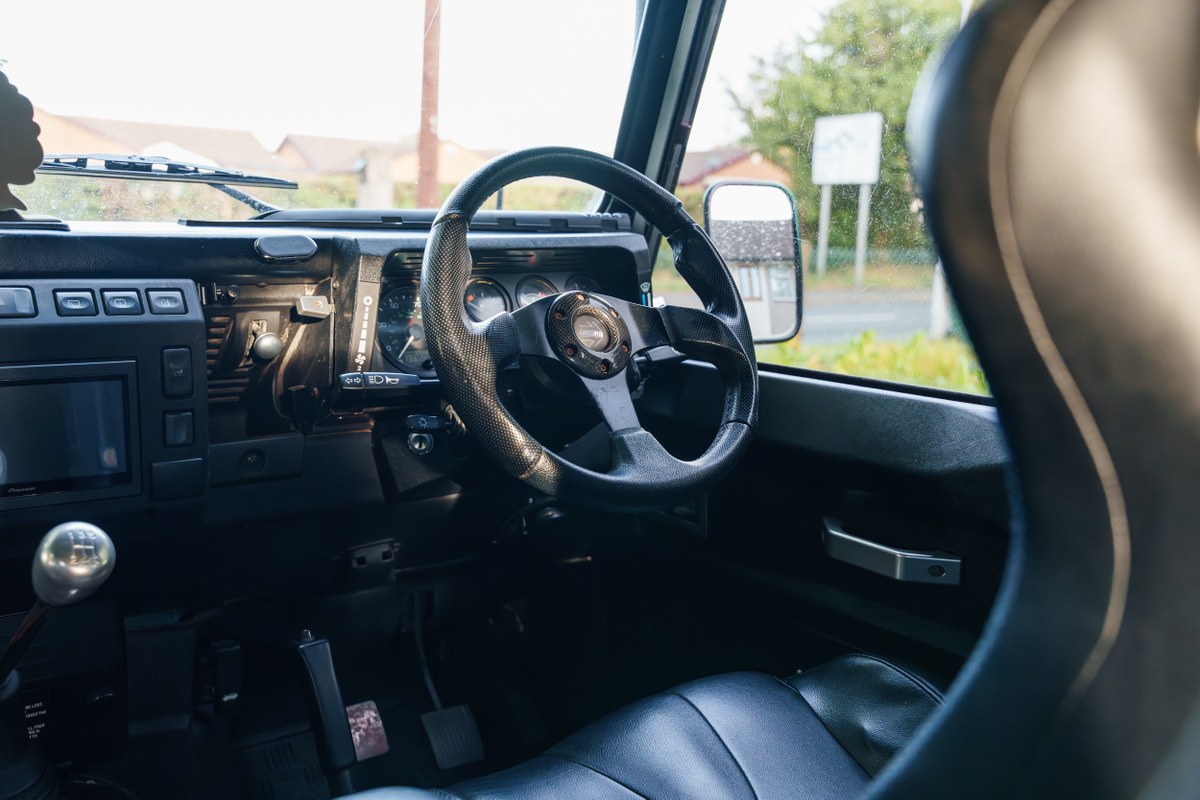 
								2004 Land Rover Defender 90 full									