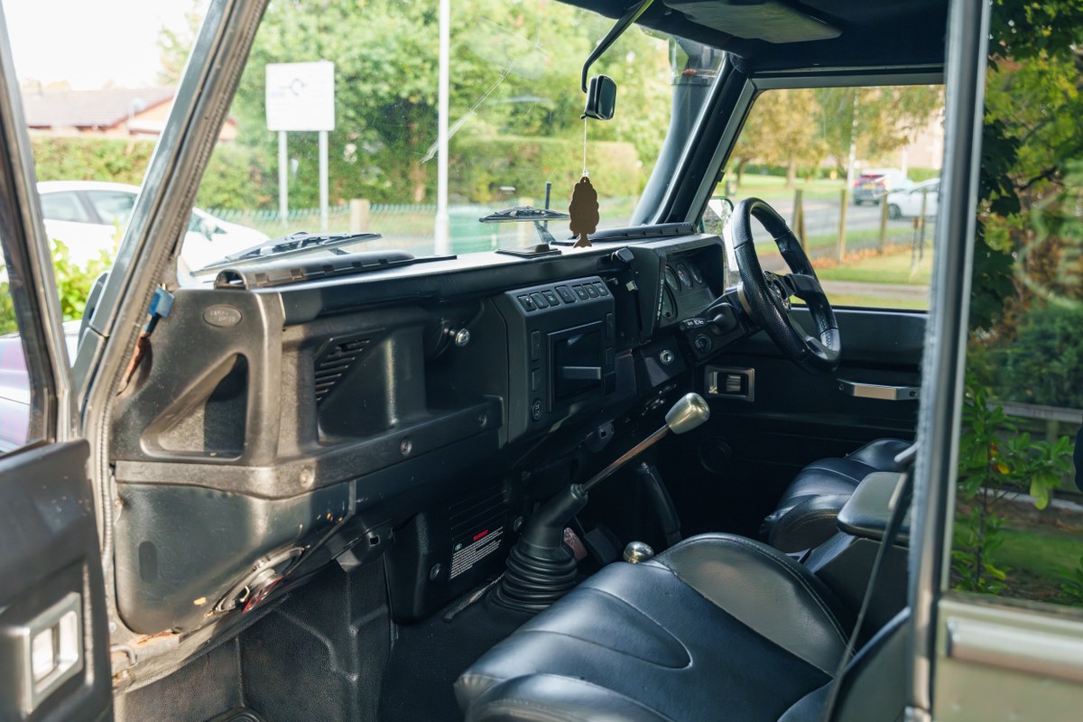 
								2004 Land Rover Defender 90 full									