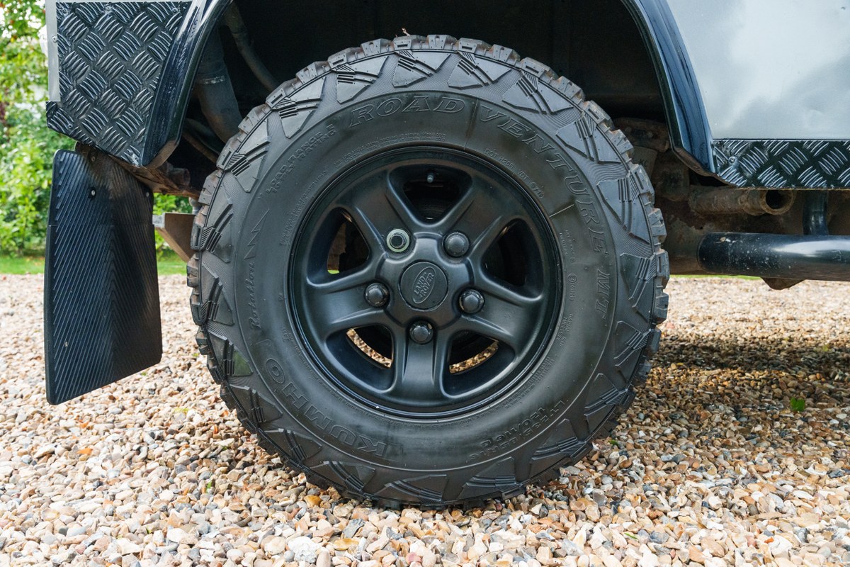 
								2004 Land Rover Defender 90 full									