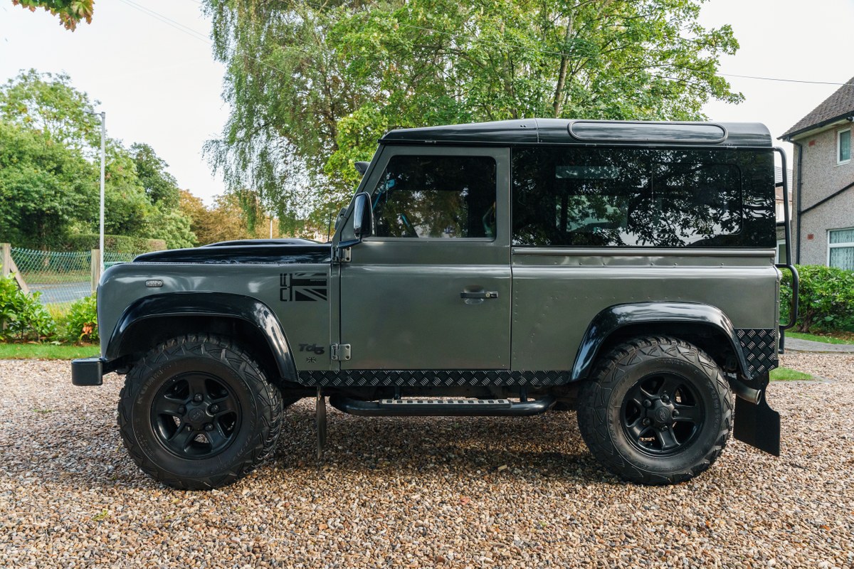 
								2004 Land Rover Defender 90 full									