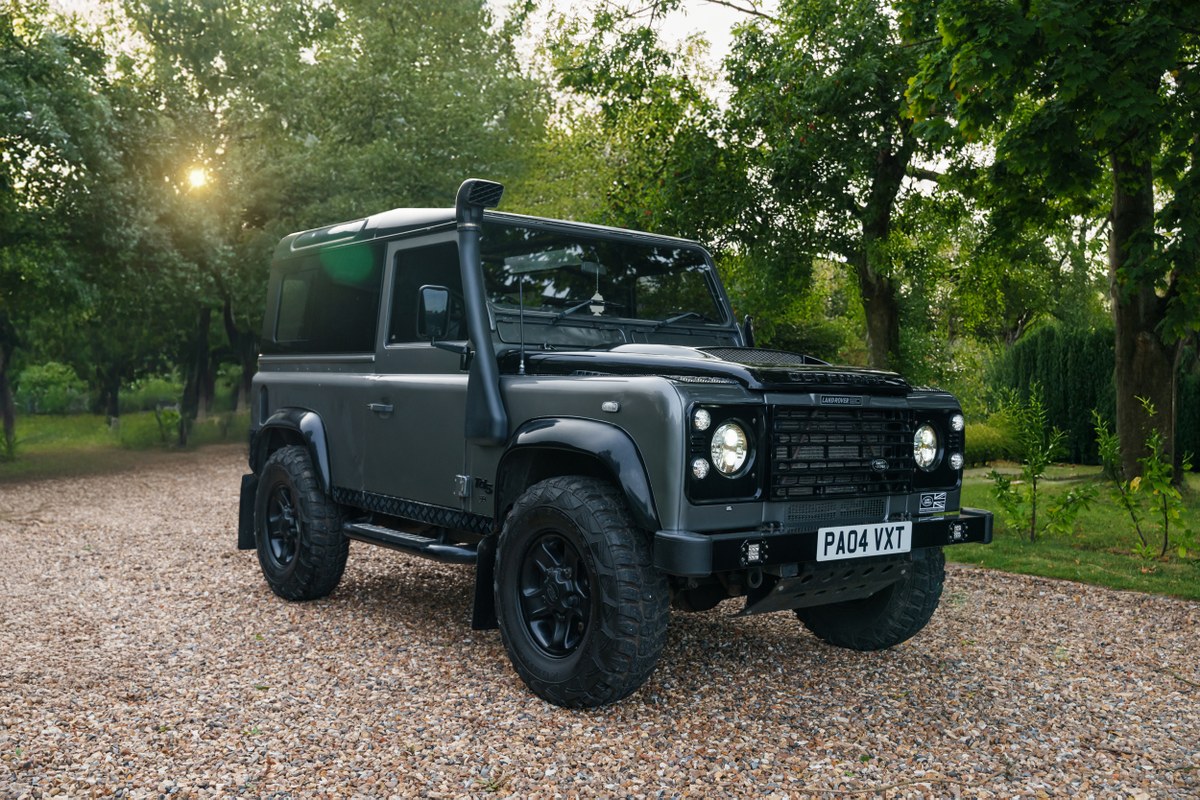 
								2004 Land Rover Defender 90 full									