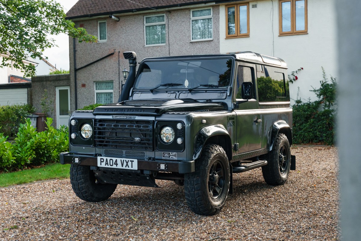 
								2004 Land Rover Defender 90 full									