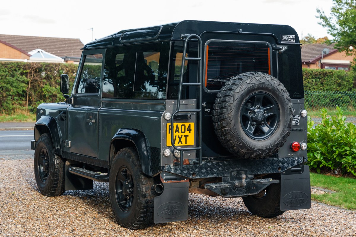 
								2004 Land Rover Defender 90 full									