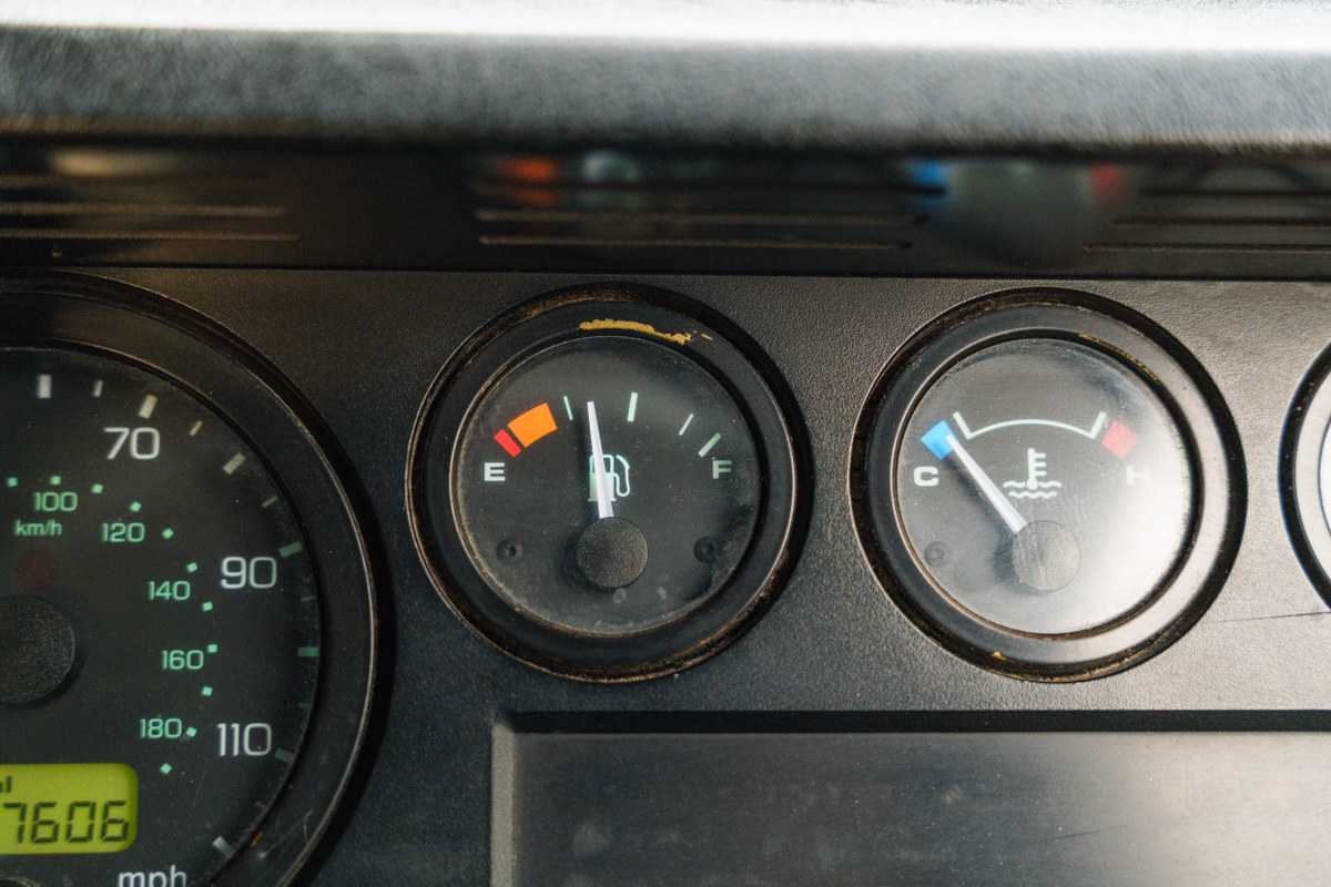 
								2004 Land Rover Defender 90 full									
