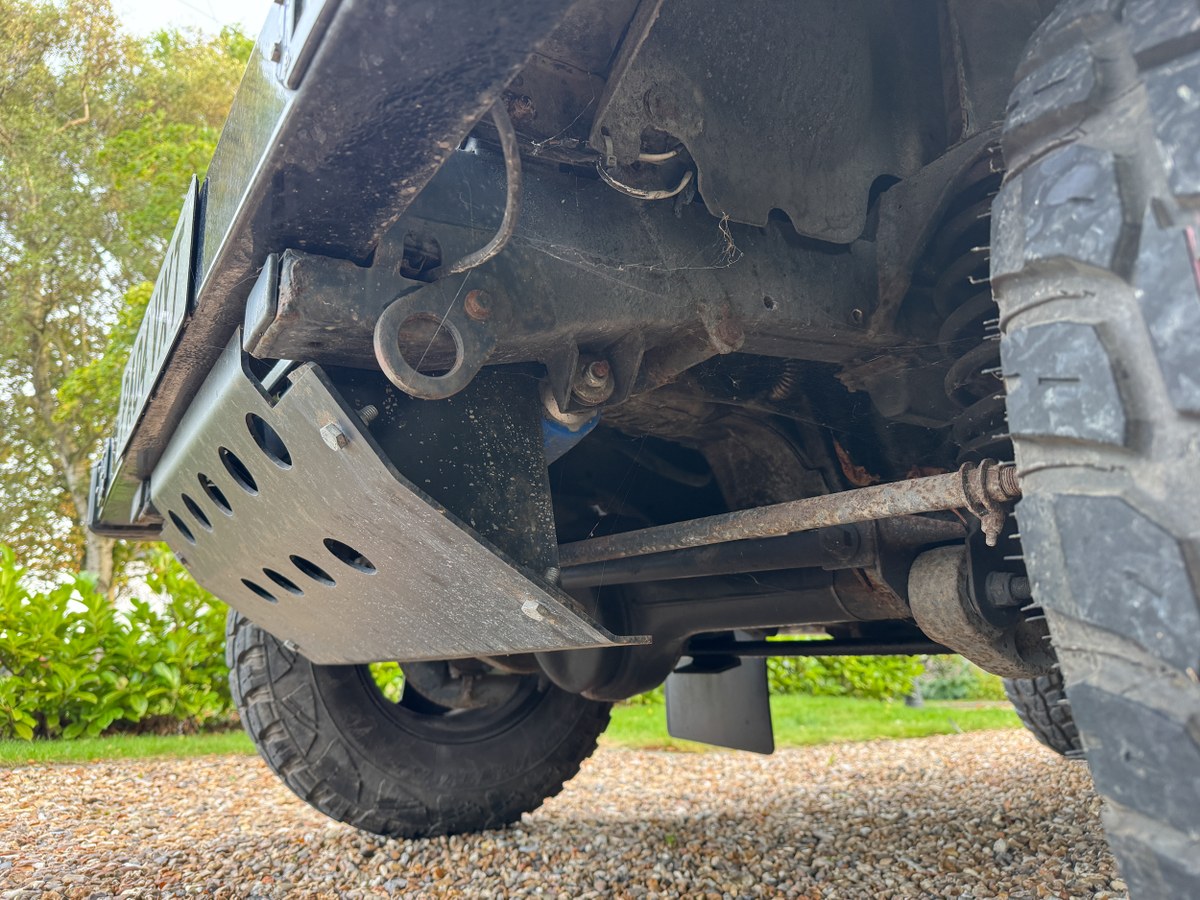 
								2004 Land Rover Defender 90 full									
