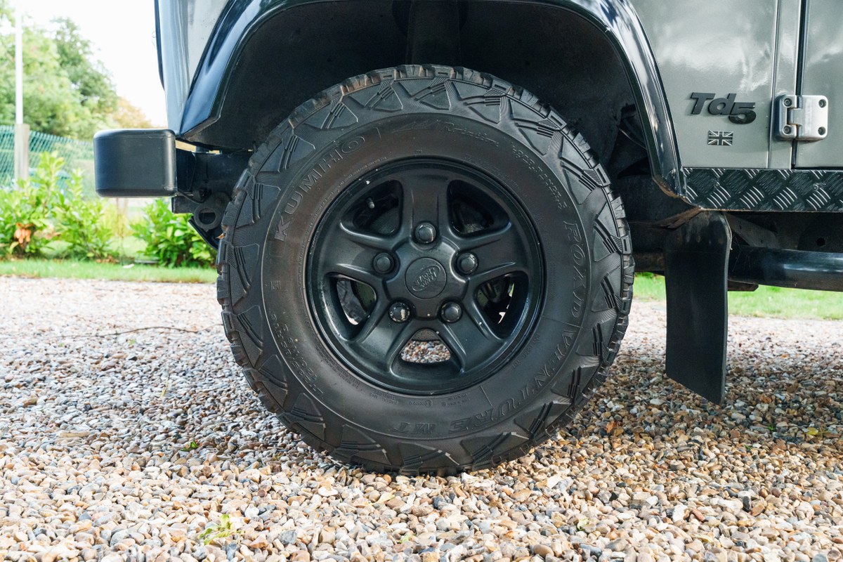 
								2004 Land Rover Defender 90 full									