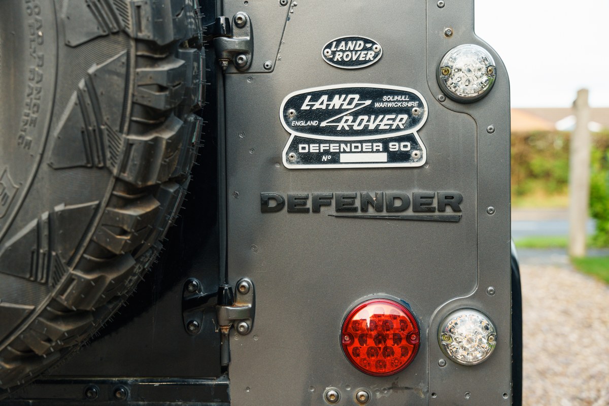 
								2004 Land Rover Defender 90 full									