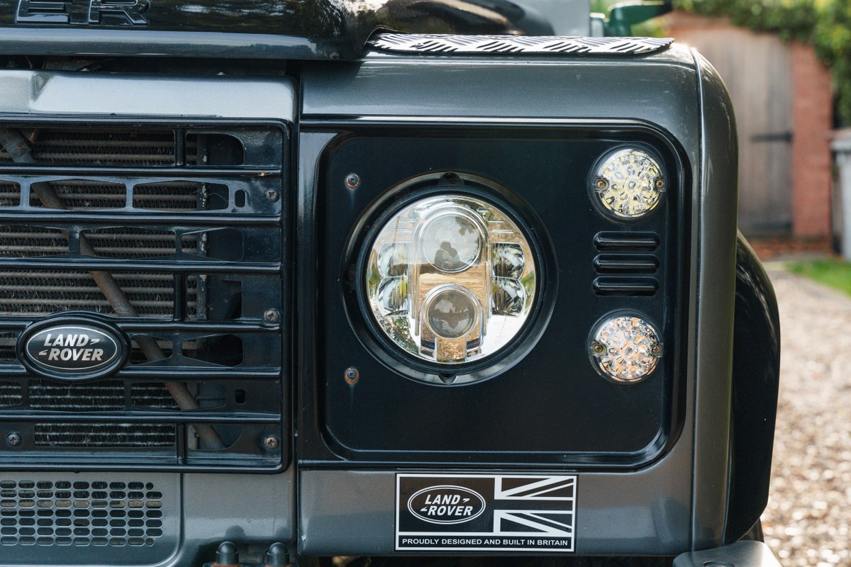 
								2004 Land Rover Defender 90 full									