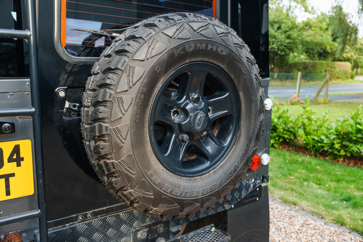 
								2004 Land Rover Defender 90 full									