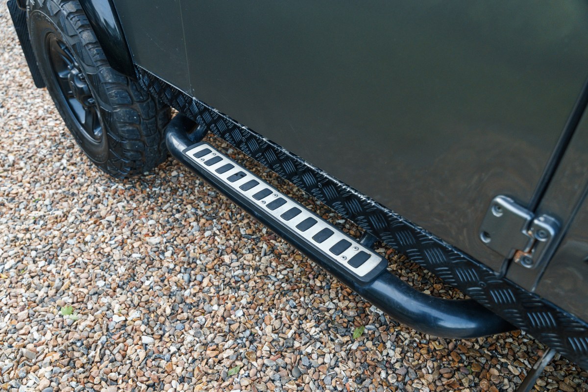 
								2004 Land Rover Defender 90 full									