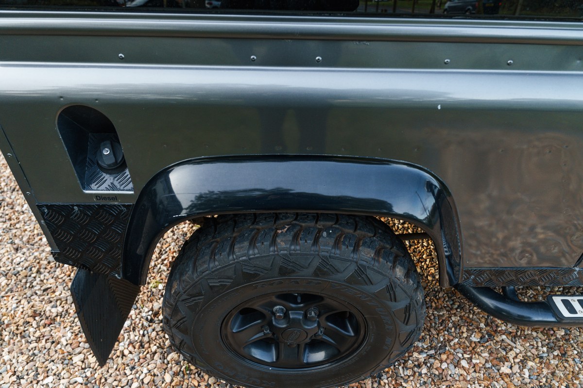 
								2004 Land Rover Defender 90 full									