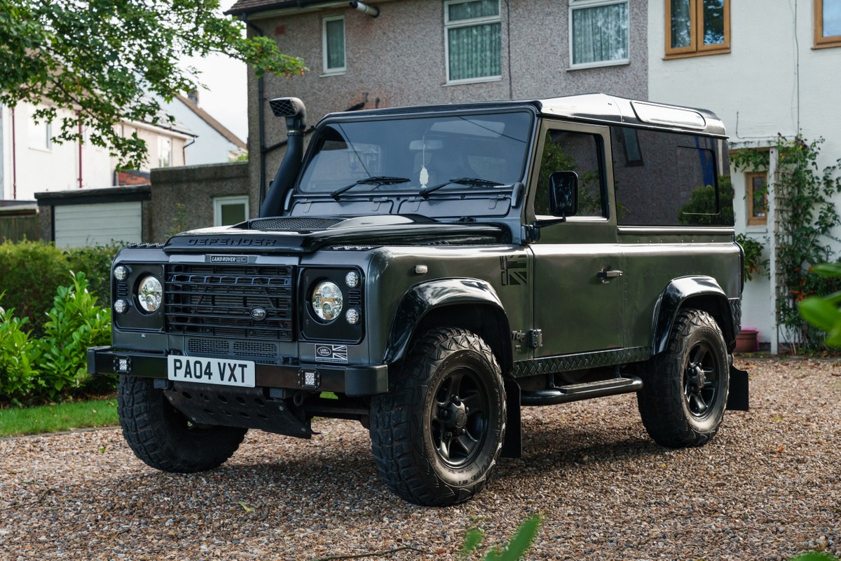 
								2004 Land Rover Defender 90 full									