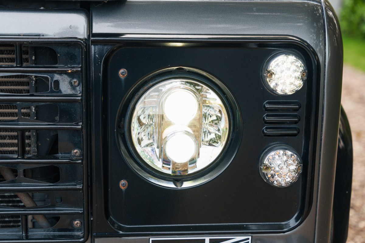
								2004 Land Rover Defender 90 full									
