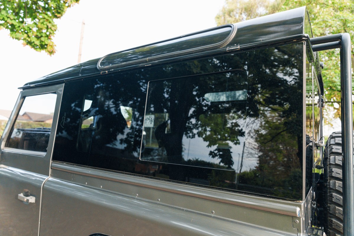
								2004 Land Rover Defender 90 full									