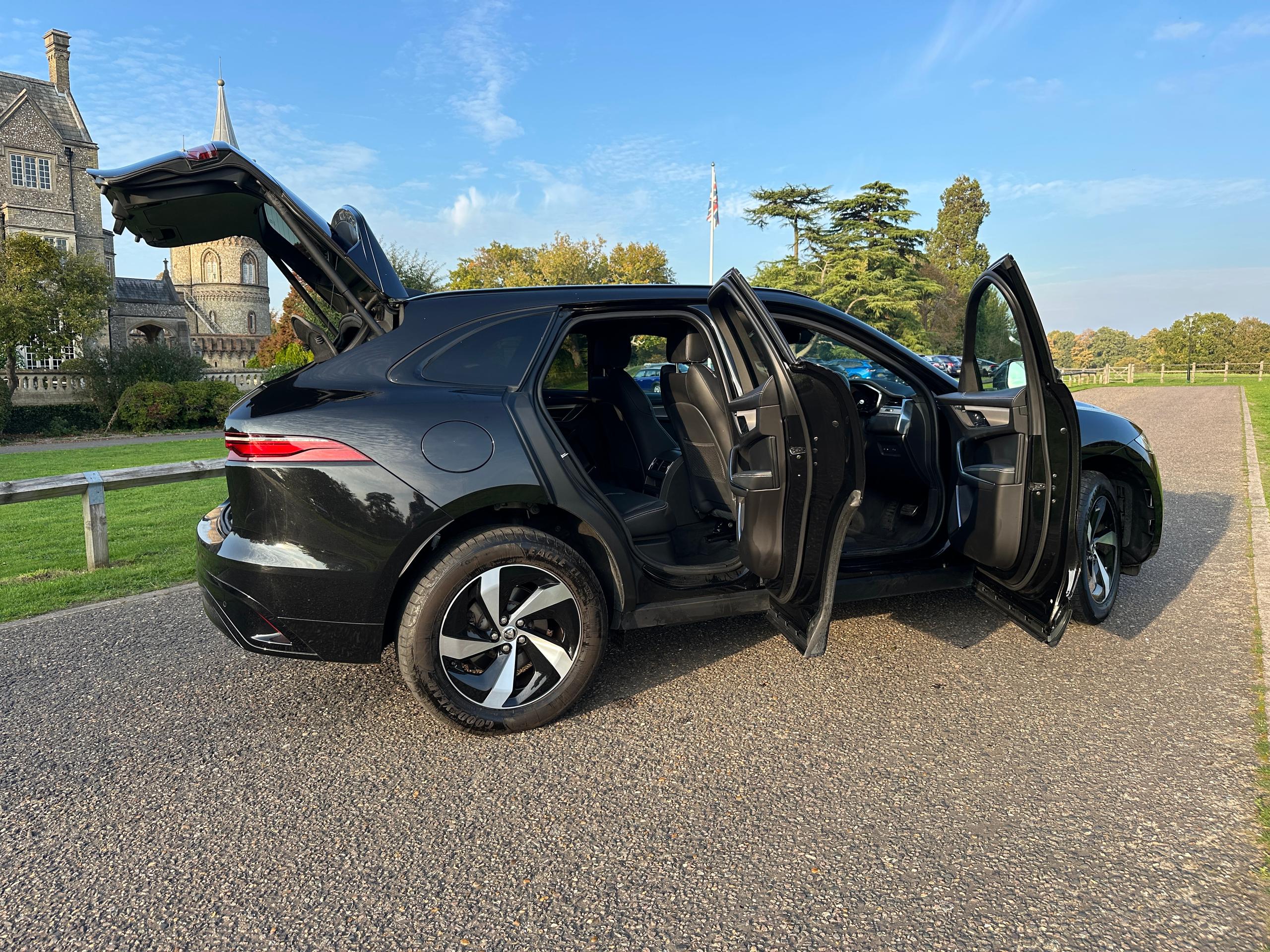 
								2023 Jaguar F-PACE 2.0 P400e 19.3kWh R-Dynamic SE Black SUV full									