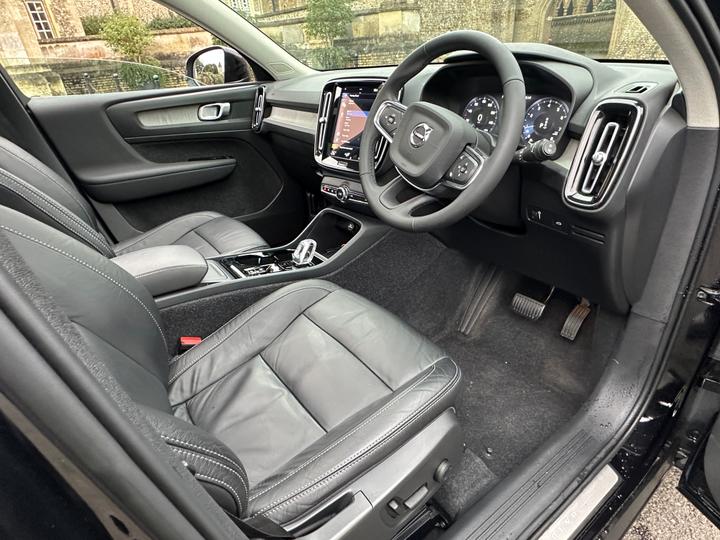 
								2022 Volvo XC40 1.5 T3 full									