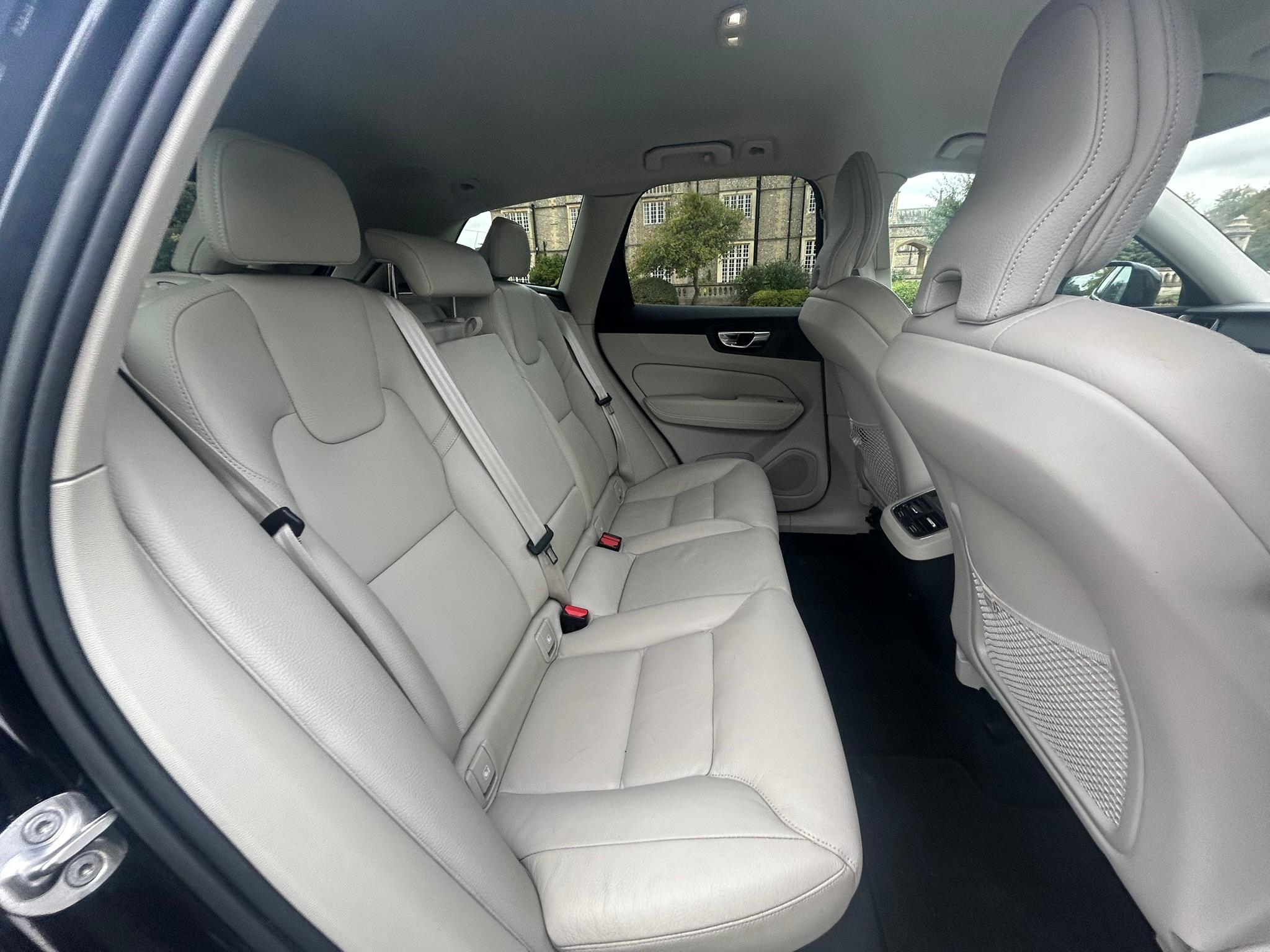 
								2022 Volvo XC60 2.0 B4 MHEV Plus Diesel Hybrid full									