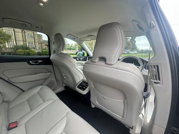 
								2022 Volvo XC60 2.0 B4 MHEV Plus Diesel Hybrid full									