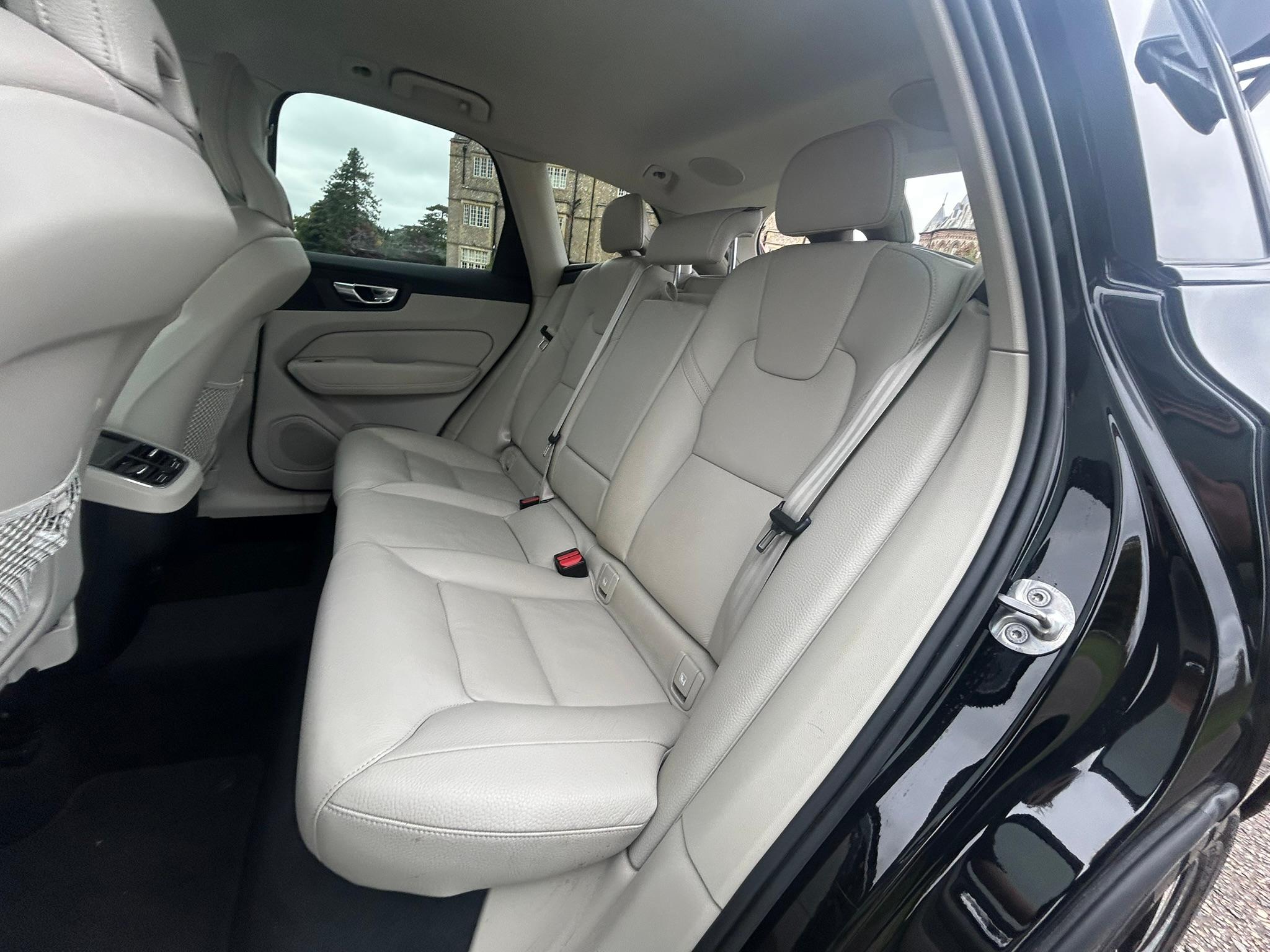 
								2022 Volvo XC60 2.0 B4 MHEV Plus Diesel Hybrid full									